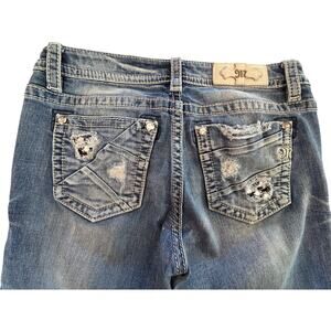 #224 Miss Me Standard Crop Jean Size 28